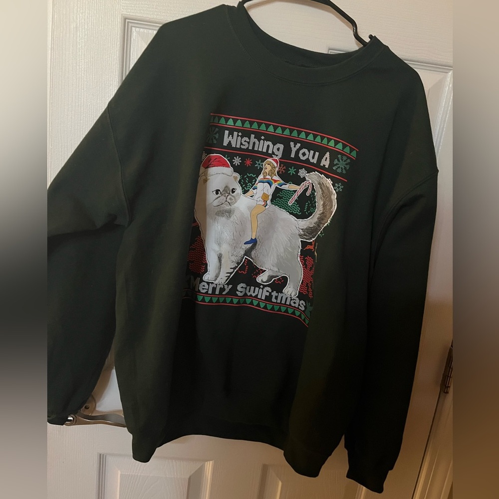 Taylor Swift crewneck - wishing you a merry swiftmas 🎄💋✨